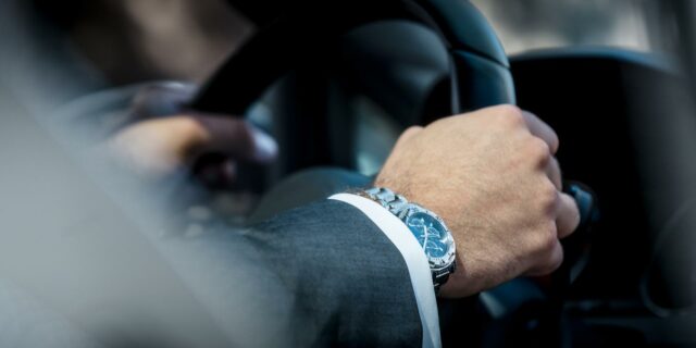 Erfahren Sie alles Wichtige zur Vergütung von Reise- und Arbeitszeit bei Dienstreisen.