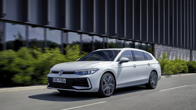 Der neue Volkswagen Passat Variant dynamisch auf einer Straße