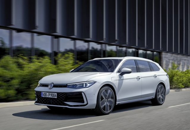 Der neue Volkswagen Passat Variant dynamisch auf einer Straße