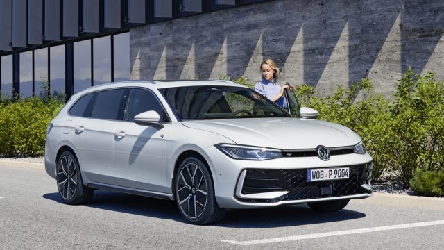 Frau steig in den neuen Volkswagen Passat Variant ein