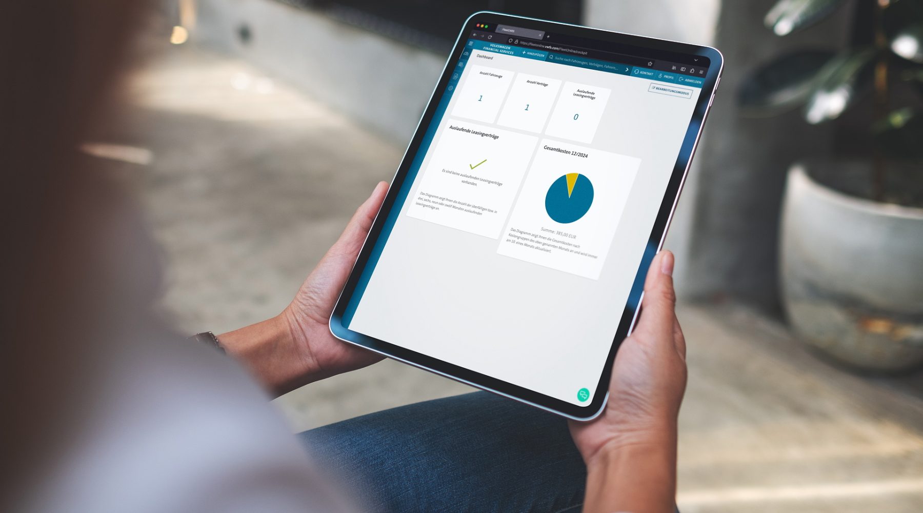 Person hält ein Tablet in den Händen