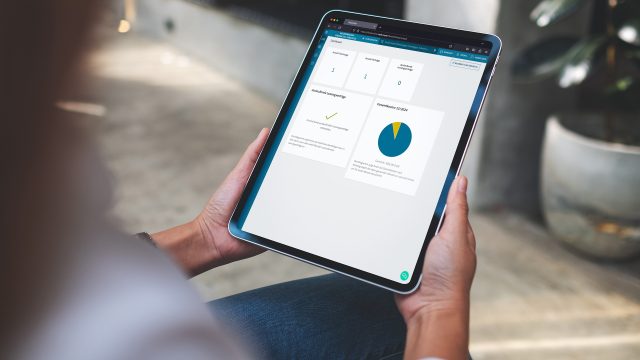 Person hält ein Tablet in den Händen