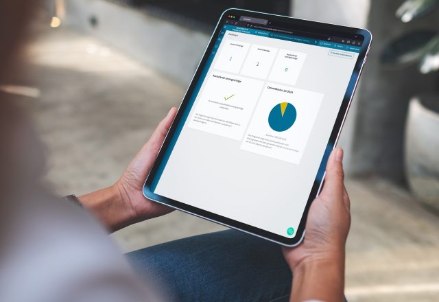 Person hält ein Tablet in den Händen