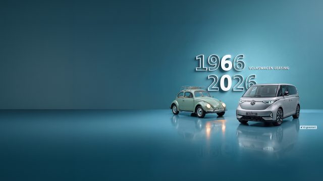 Zwei VW Fahrzeuge auf blauer Fläche